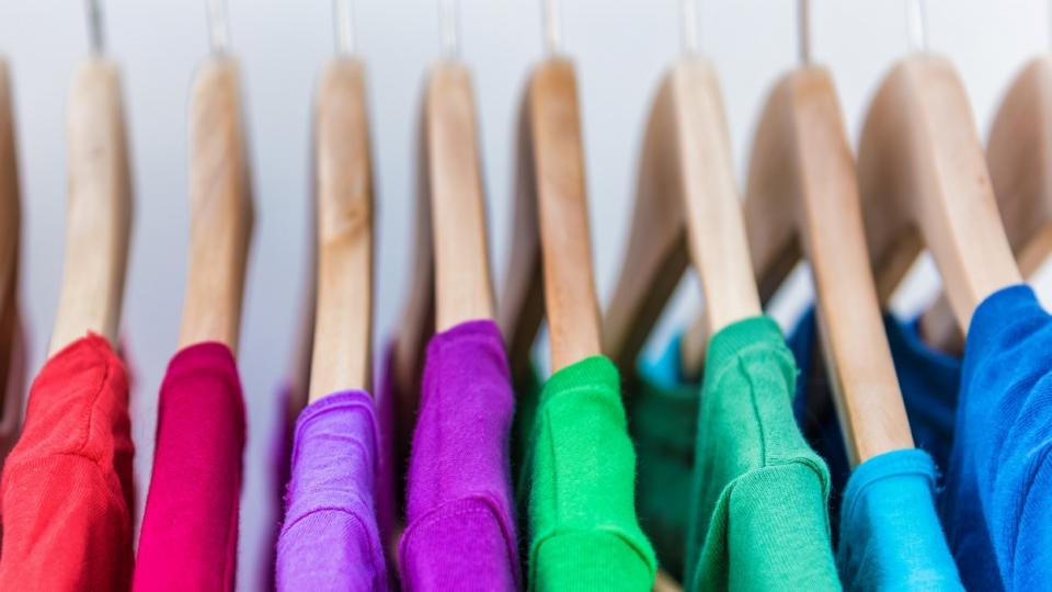 De groei van 'fast fashion' heeft de wereldwijde kledingproductie  de afgelopen  vijftien jaar doen verdubbelen, terwijl over dezelfde periode kleren 36 procent  minder worden gebruikt. 